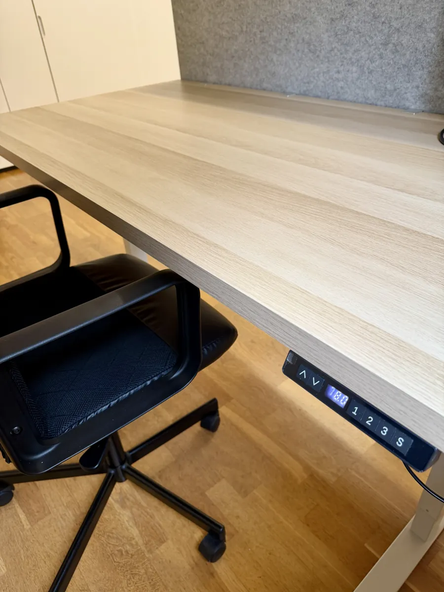 Höhenverstellbarer Schreibtisch mit Bedienfeld