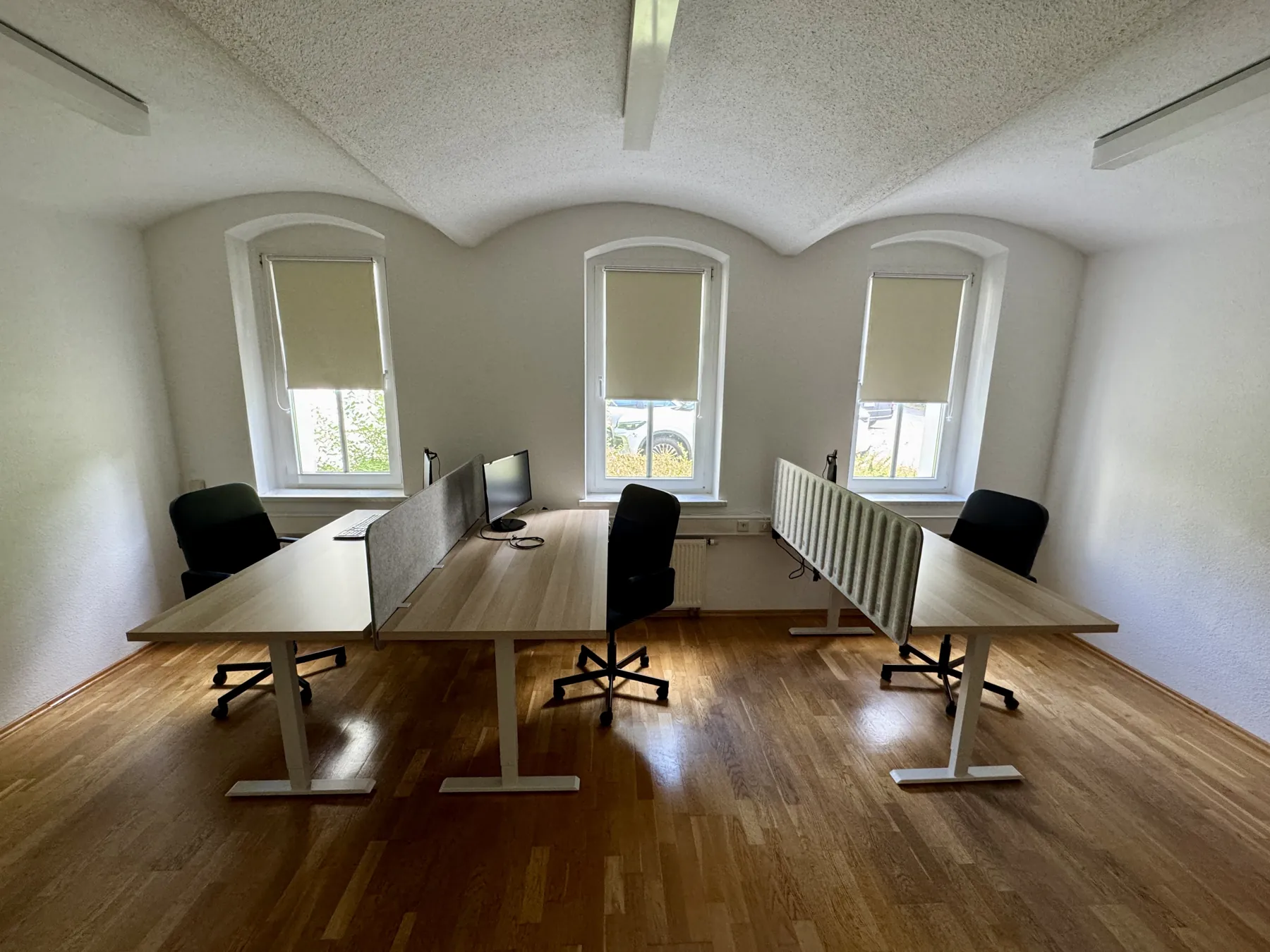 Großer Raum mit Gewölbedecke und Arbeitsplätzen