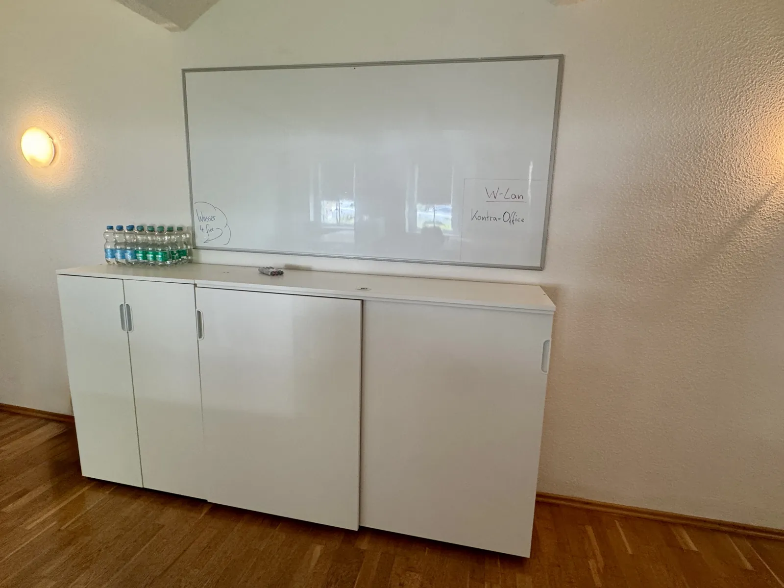 Whiteboard und Stauraum für Seminare